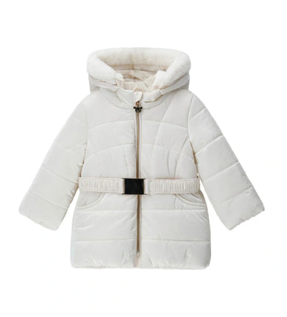 Καπιτονέ και επενδυμένο μπουφάν από νάιλον, ιδανικό για τις κρύες μέρες. Διαθέτει κουκούλα με αποσπώμενη οικολογική γούνα για κομψή πινελιά, άνοιγμα με φερμουάρ και αποσπώμενη ελαστική ζώνη για άνετη και μοντέρνα εφαρμογή.