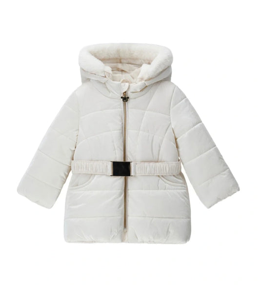 Καπιτονέ και επενδυμένο μπουφάν από νάιλον, ιδανικό για τις κρύες μέρες. Διαθέτει κουκούλα με αποσπώμενη οικολογική γούνα για κομψή πινελιά, άνοιγμα με φερμουάρ και αποσπώμενη ελαστική ζώνη για άνετη και μοντέρνα εφαρμογή.