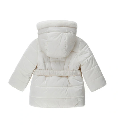 Καπιτονέ και επενδυμένο μπουφάν από νάιλον, ιδανικό για τις κρύες μέρες. Διαθέτει κουκούλα με αποσπώμενη οικολογική γούνα για κομψή πινελιά, άνοιγμα με φερμουάρ και αποσπώμενη ελαστική ζώνη για άνετη και μοντέρνα εφαρμογή.