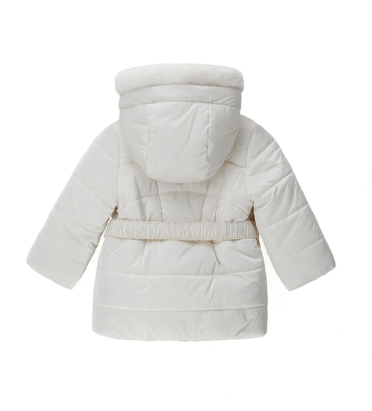 Καπιτονέ και επενδυμένο μπουφάν από νάιλον, ιδανικό για τις κρύες μέρες. Διαθέτει κουκούλα με αποσπώμενη οικολογική γούνα για κομψή πινελιά, άνοιγμα με φερμουάρ και αποσπώμενη ελαστική ζώνη για άνετη και μοντέρνα εφαρμογή.