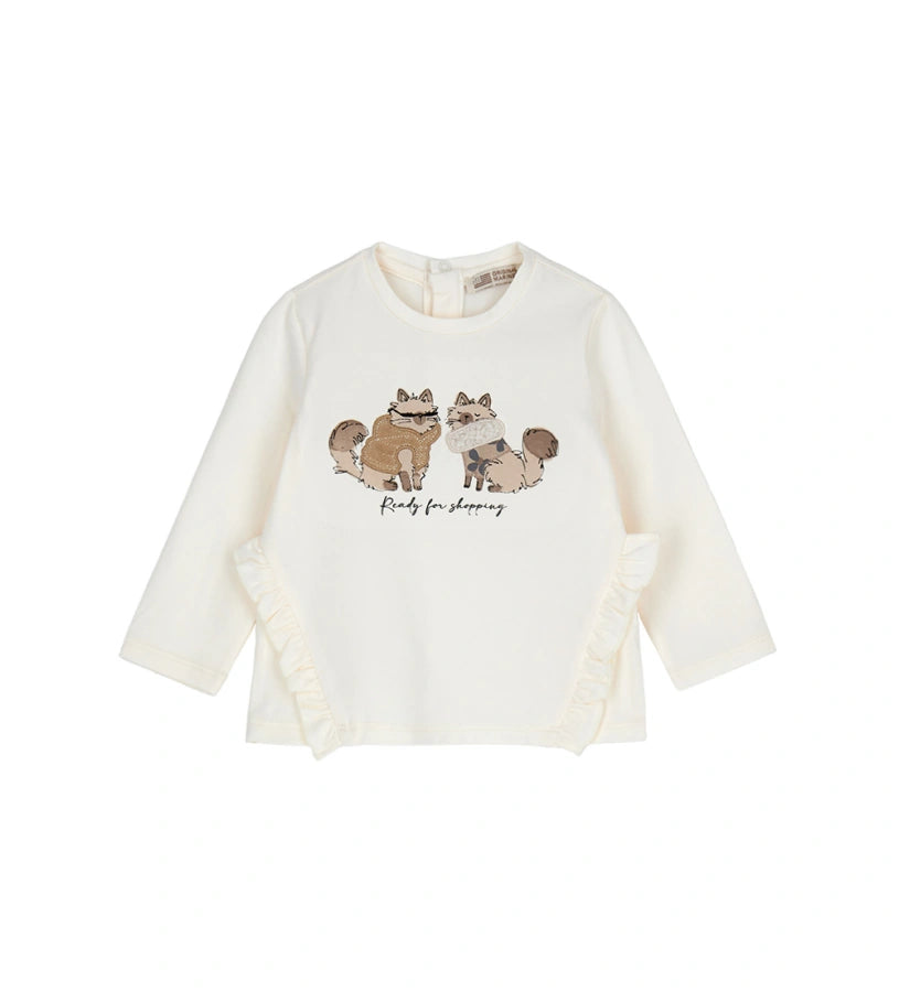 Βαμβακερή μπλούζα με στρογγυλή λαιμόκοψη και μακριά μανίκια. Διαθέτει πρακτικό άνοιγμα με κουμπιά-σούστες στο πίσω μέρος και είναι διακοσμημένη με βολάν, τύπωμα και κέντημα στο μπροστινό μέρος, για μοντέρνα και απαλή εμφάνιση.