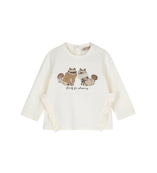 Βαμβακερή μπλούζα με στρογγυλή λαιμόκοψη και μακριά μανίκια. Διαθέτει πρακτικό άνοιγμα με κουμπιά-σούστες στο πίσω μέρος και είναι διακοσμημένη με βολάν, τύπωμα και κέντημα στο μπροστινό μέρος, για μοντέρνα και απαλή εμφάνιση.