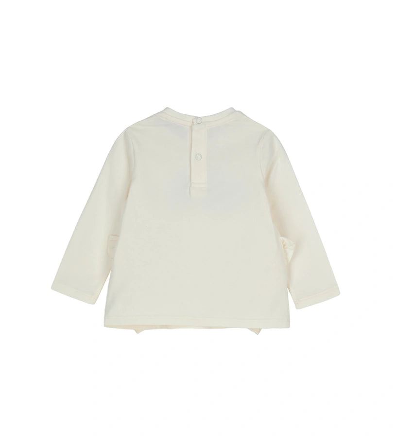 Βαμβακερή μπλούζα με στρογγυλή λαιμόκοψη και μακριά μανίκια. Διαθέτει πρακτικό άνοιγμα με κουμπιά-σούστες στο πίσω μέρος και είναι διακοσμημένη με βολάν, τύπωμα και κέντημα στο μπροστινό μέρος, για μοντέρνα και απαλή εμφάνιση.