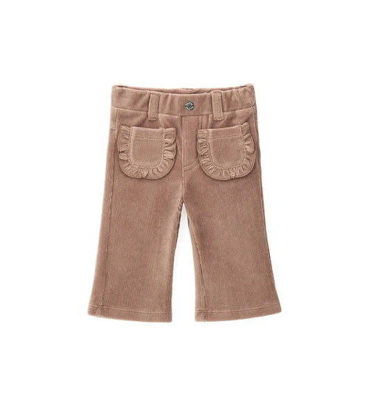 Παντελόνι καμπάνα από ελαστικό βελουτέ ύφασμα (κορδέλα), με ελαστική μέση, τσέπες με βολάν, κλείσιμο με κουμπί-σούστα και διακοσμητικό μενταγιόν στο πίσω μέρος, για κομψή και πρακτική εμφάνιση.