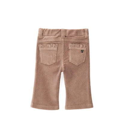 Παντελόνι καμπάνα από ελαστικό βελουτέ ύφασμα (κορδέλα), με ελαστική μέση, τσέπες με βολάν, κλείσιμο με κουμπί-σούστα και διακοσμητικό μενταγιόν στο πίσω μέρος, για κομψή και πρακτική εμφάνιση.