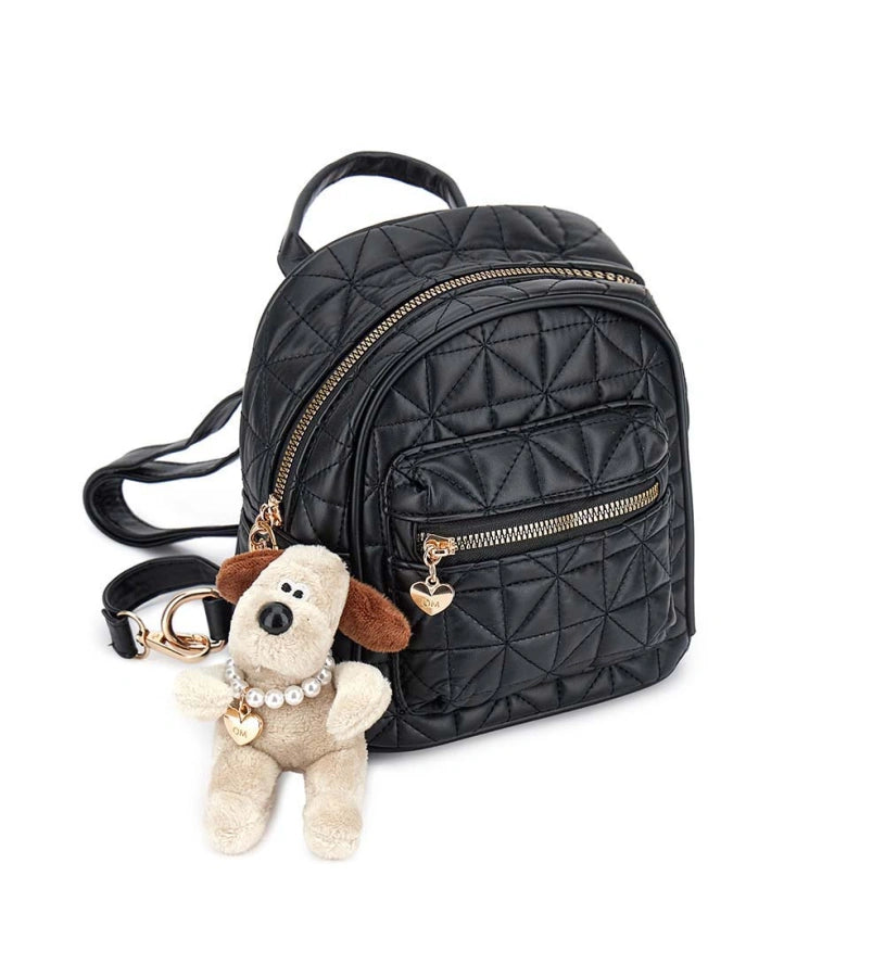 Καπιτονέ σακίδιο πλάτης από συνθετικό δέρμα (PU) με διακοσμητικό μπρελόκ σκυλάκι — ένα χαριτωμένο και πρακτικό αξεσουάρ. Με κομψό design, προσθέτει στυλ και παιχνιδιάρικη διάθεση σε κάθε εμφάνιση. Ιδανικό για καθημερινή χρήση με άνεση και φινέτσα.