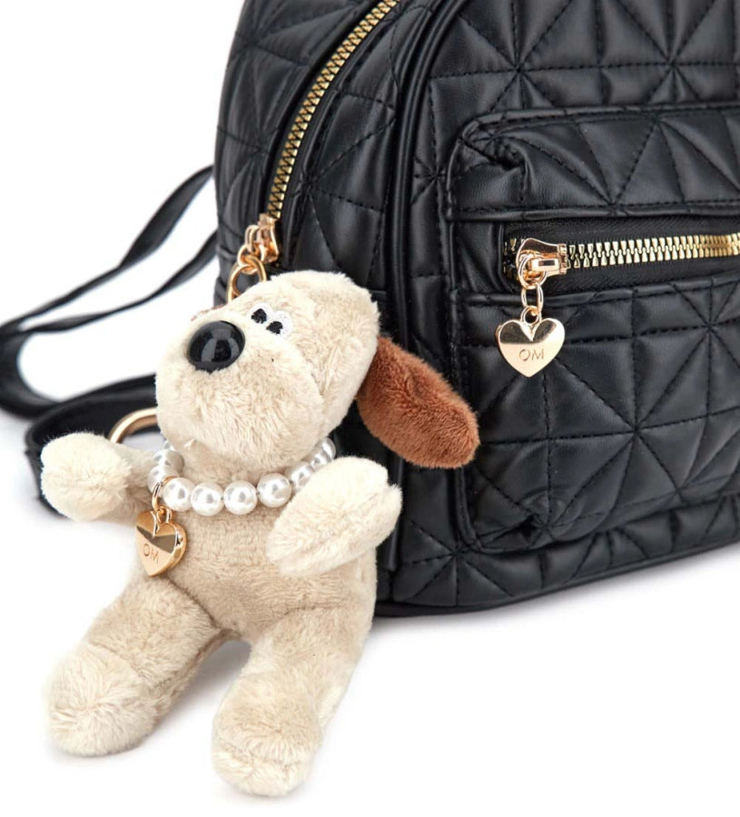 Καπιτονέ σακίδιο πλάτης από συνθετικό δέρμα (PU) με διακοσμητικό μπρελόκ σκυλάκι — ένα χαριτωμένο και πρακτικό αξεσουάρ. Με κομψό design, προσθέτει στυλ και παιχνιδιάρικη διάθεση σε κάθε εμφάνιση. Ιδανικό για καθημερινή χρήση με άνεση και φινέτσα.