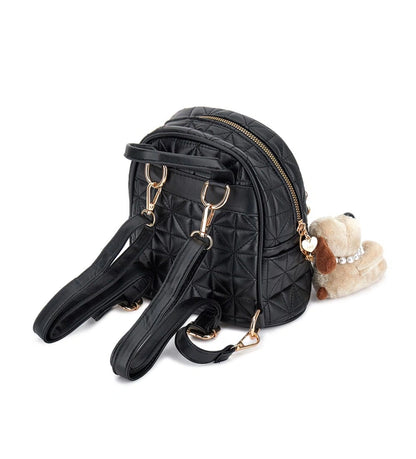 Καπιτονέ σακίδιο πλάτης από συνθετικό δέρμα (PU) με διακοσμητικό μπρελόκ σκυλάκι — ένα χαριτωμένο και πρακτικό αξεσουάρ. Με κομψό design, προσθέτει στυλ και παιχνιδιάρικη διάθεση σε κάθε εμφάνιση. Ιδανικό για καθημερινή χρήση με άνεση και φινέτσα.