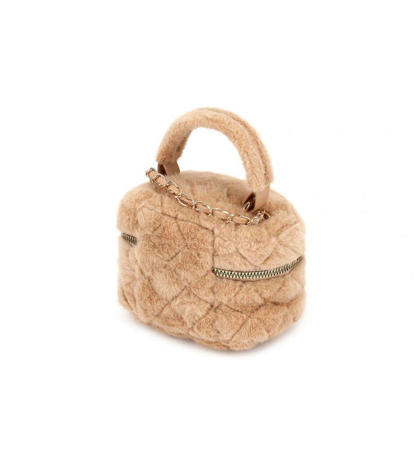 Το καπιτονέ νεσεσέρ από ψεύτικη γούνα είναι το ιδανικό αξεσουάρ για να αποθηκεύετε με στυλ το μακιγιάζ και τα μικροαντικείμενά σας. Απαλό στην αφή, κομψό και πρακτικό — συνδυάζει φινέτσα και λειτουργικότητα σε κάθε εμφάνιση.