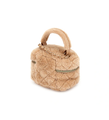 Το καπιτονέ νεσεσέρ από ψεύτικη γούνα είναι το ιδανικό αξεσουάρ για να αποθηκεύετε με στυλ το μακιγιάζ και τα μικροαντικείμενά σας. Απαλό στην αφή, κομψό και πρακτικό — συνδυάζει φινέτσα και λειτουργικότητα σε κάθε εμφάνιση.