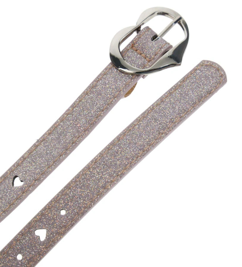 Ζώνη από συνθετικό δέρμα (PU) με αγκράφα σε σχήμα καρδιάς — ένα μοντέρνο αξεσουάρ που προσθέτει μια πινελιά πρωτοτυπίας και στυλ. Ιδανική για να ολοκληρώσει τόσο casual όσο και πιο κομψές εμφανίσεις.