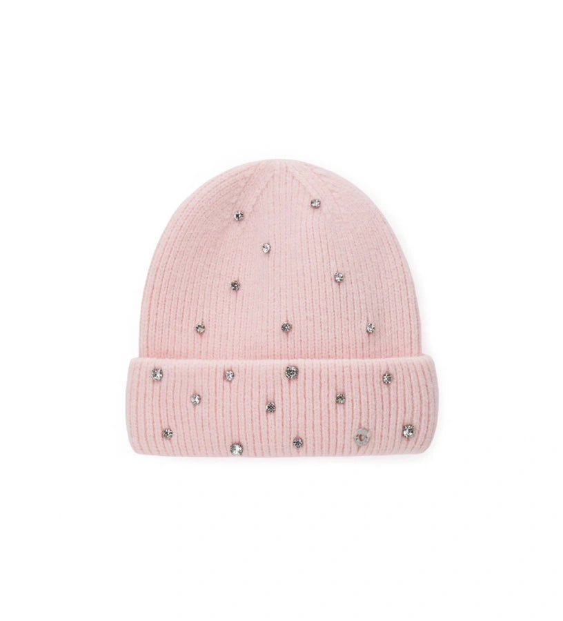 Πλεκτό σκουφάκι με ρεβέρ, διακοσμημένο με στρας για λαμπερή εμφάνιση. Ένα αξεσουάρ που συνδυάζει άνεση και στυλ, ιδανικό για να προσθέσει μια πινελιά φωτός και κομψότητας στις χειμερινές εμφανίσεις.