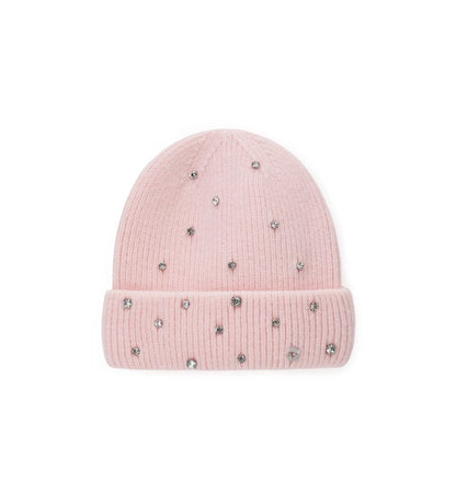 Πλεκτό σκουφάκι με ρεβέρ, διακοσμημένο με στρας για λαμπερή εμφάνιση. Ένα αξεσουάρ που συνδυάζει άνεση και στυλ, ιδανικό για να προσθέσει μια πινελιά φωτός και κομψότητας στις χειμερινές εμφανίσεις.