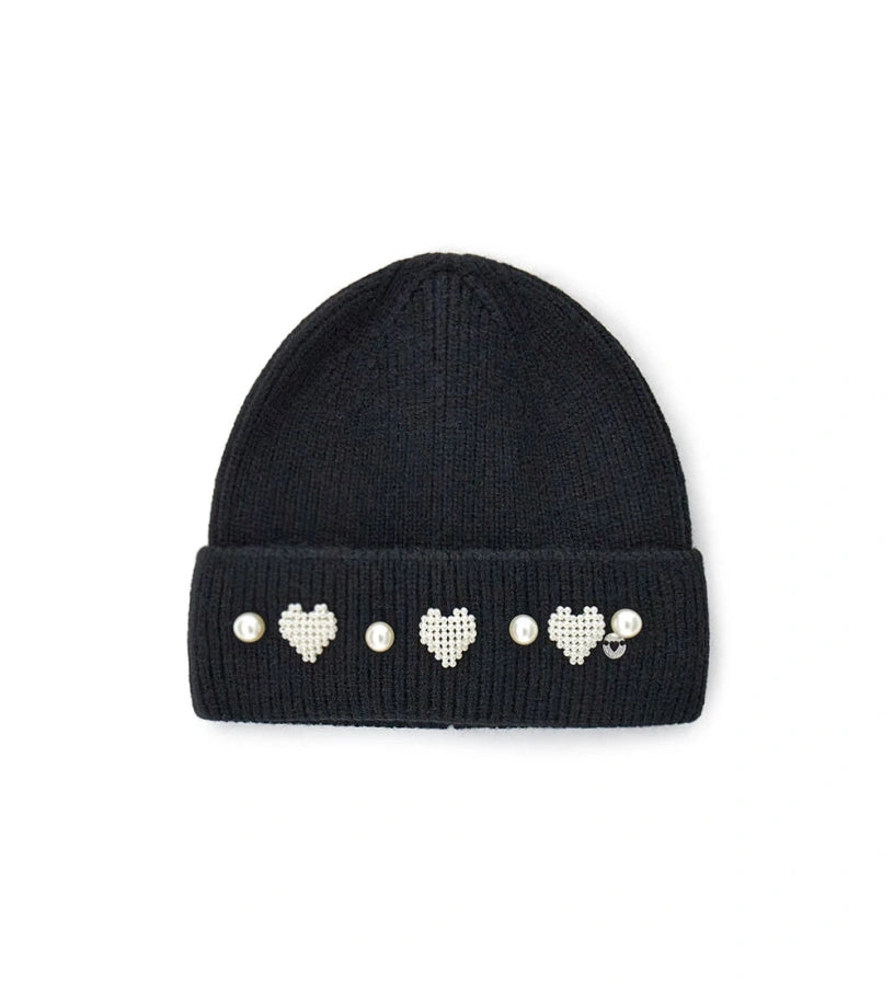 Πλεκτό σκουφάκι με διακοσμημένο ρεβέρ, ιδανικό για να προσθέσει μια πινελιά στυλ στις χειμερινές εμφανίσεις. Ζεστό, άνετο και ευέλικτο, προσφέρει προστασία από το κρύο με μοντέρνο και κομψό χαρακτήρα.