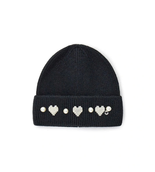 Πλεκτό σκουφάκι με διακοσμημένο ρεβέρ, ιδανικό για να προσθέσει μια πινελιά στυλ στις χειμερινές εμφανίσεις. Ζεστό, άνετο και ευέλικτο, προσφέρει προστασία από το κρύο με μοντέρνο και κομψό χαρακτήρα.