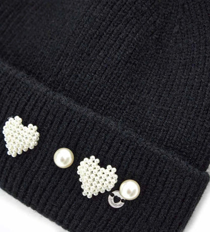 Πλεκτό σκουφάκι με διακοσμημένο ρεβέρ, ιδανικό για να προσθέσει μια πινελιά στυλ στις χειμερινές εμφανίσεις. Ζεστό, άνετο και ευέλικτο, προσφέρει προστασία από το κρύο με μοντέρνο και κομψό χαρακτήρα.