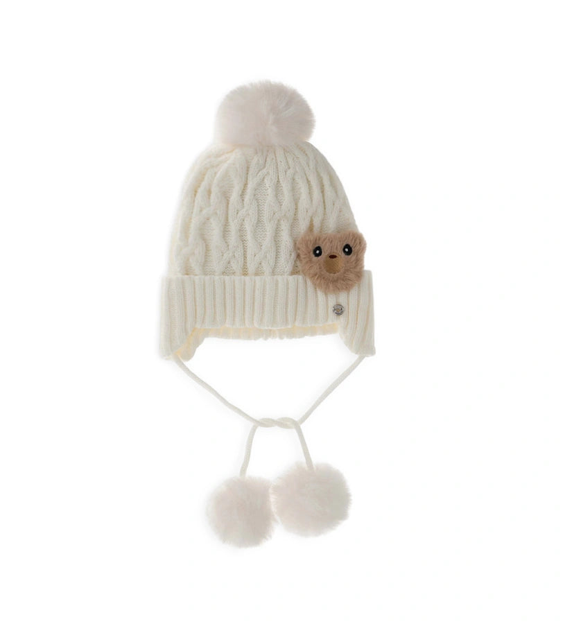 Αυτιά-σκουφάκι με κορδόνια, φουντάκι και ψεύτικη γούνα τύπου teddy, ιδανικά για να προσθέσουν μια γλυκιά και στιλάτη πινελιά σε κάθε χειμερινή εμφάνιση.