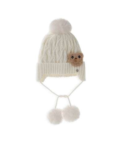 Αυτιά-σκουφάκι με κορδόνια, φουντάκι και ψεύτικη γούνα τύπου teddy, ιδανικά για να προσθέσουν μια γλυκιά και στιλάτη πινελιά σε κάθε χειμερινή εμφάνιση.