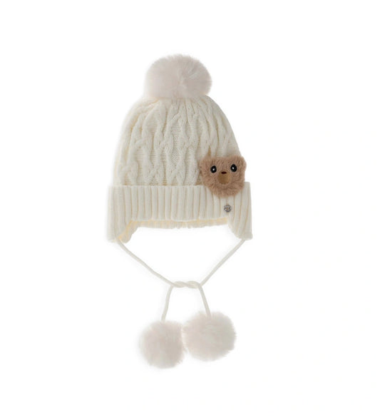 Αυτιά-σκουφάκι με κορδόνια, φουντάκι και ψεύτικη γούνα τύπου teddy, ιδανικά για να προσθέσουν μια γλυκιά και στιλάτη πινελιά σε κάθε χειμερινή εμφάνιση.