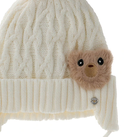 Αυτιά-σκουφάκι με κορδόνια, φουντάκι και ψεύτικη γούνα τύπου teddy, ιδανικά για να προσθέσουν μια γλυκιά και στιλάτη πινελιά σε κάθε χειμερινή εμφάνιση.