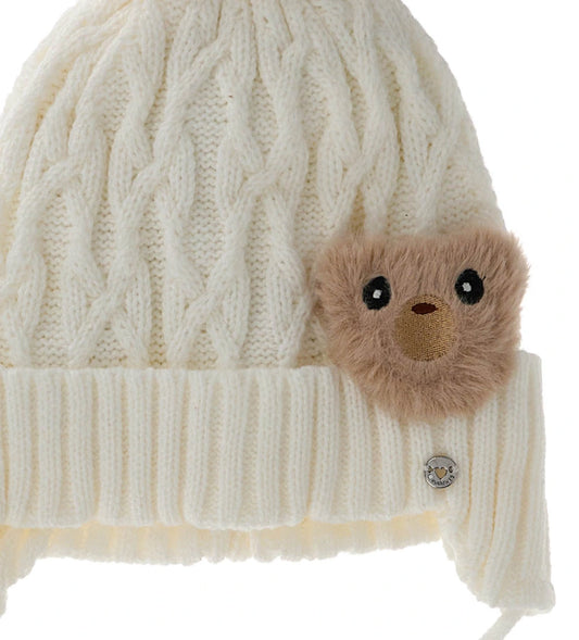 Αυτιά-σκουφάκι με κορδόνια, φουντάκι και ψεύτικη γούνα τύπου teddy, ιδανικά για να προσθέσουν μια γλυκιά και στιλάτη πινελιά σε κάθε χειμερινή εμφάνιση.