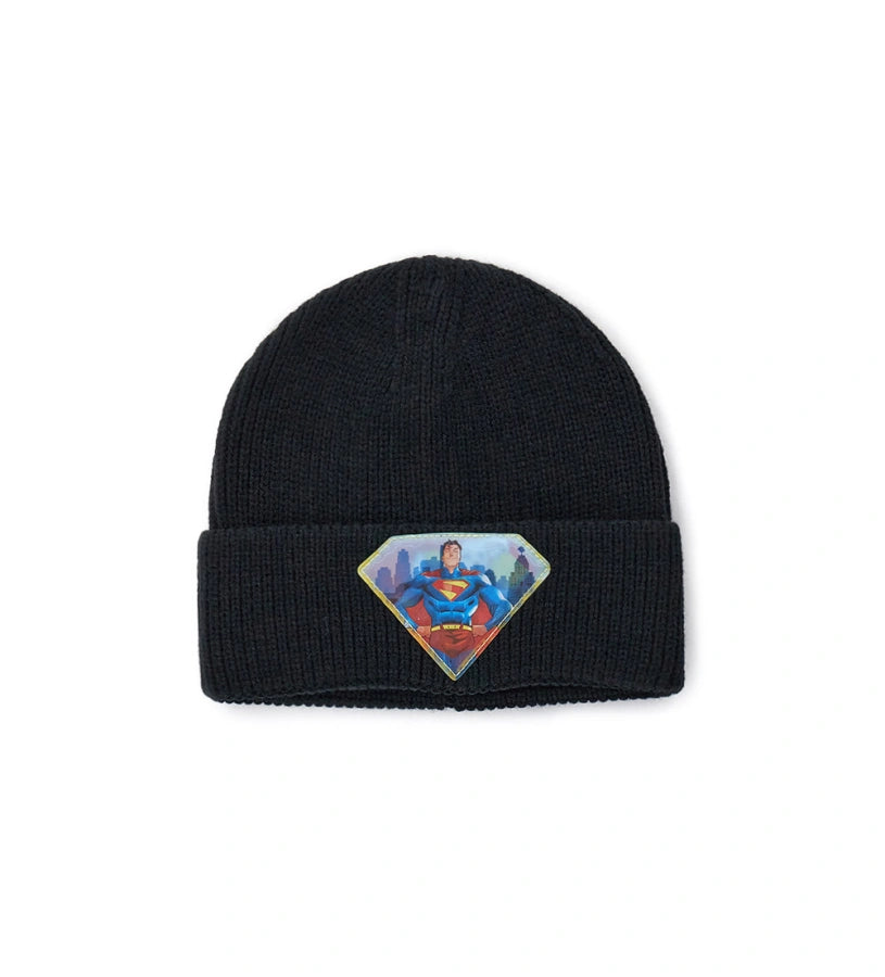Πλεκτό σκουφάκι με φακοειδές (lenticular) απλικέ Superman στο ρεβέρ — ένα διασκεδαστικό και πρωτότυπο αξεσουάρ. Ιδανικό για να προσθέσει μια πινελιά στυλ και προσωπικότητας στις εμφανίσεις των μικρών θαυμαστών των υπερηρώων.