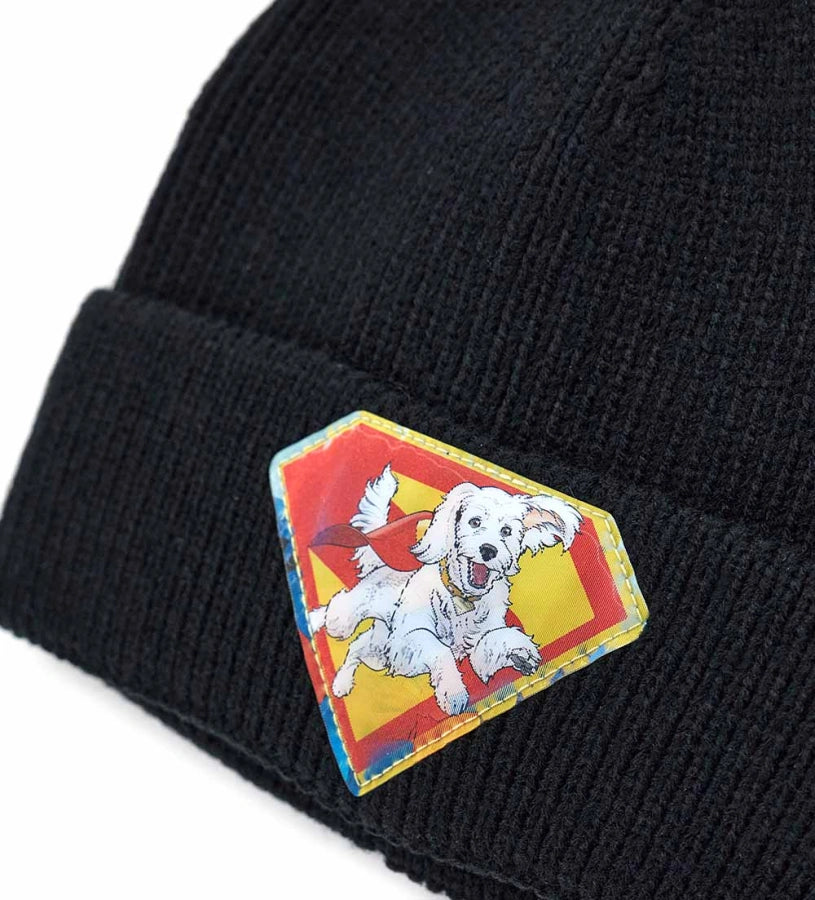 Πλεκτό σκουφάκι με φακοειδές (lenticular) απλικέ Superman στο ρεβέρ — ένα διασκεδαστικό και πρωτότυπο αξεσουάρ. Ιδανικό για να προσθέσει μια πινελιά στυλ και προσωπικότητας στις εμφανίσεις των μικρών θαυμαστών των υπερηρώων.