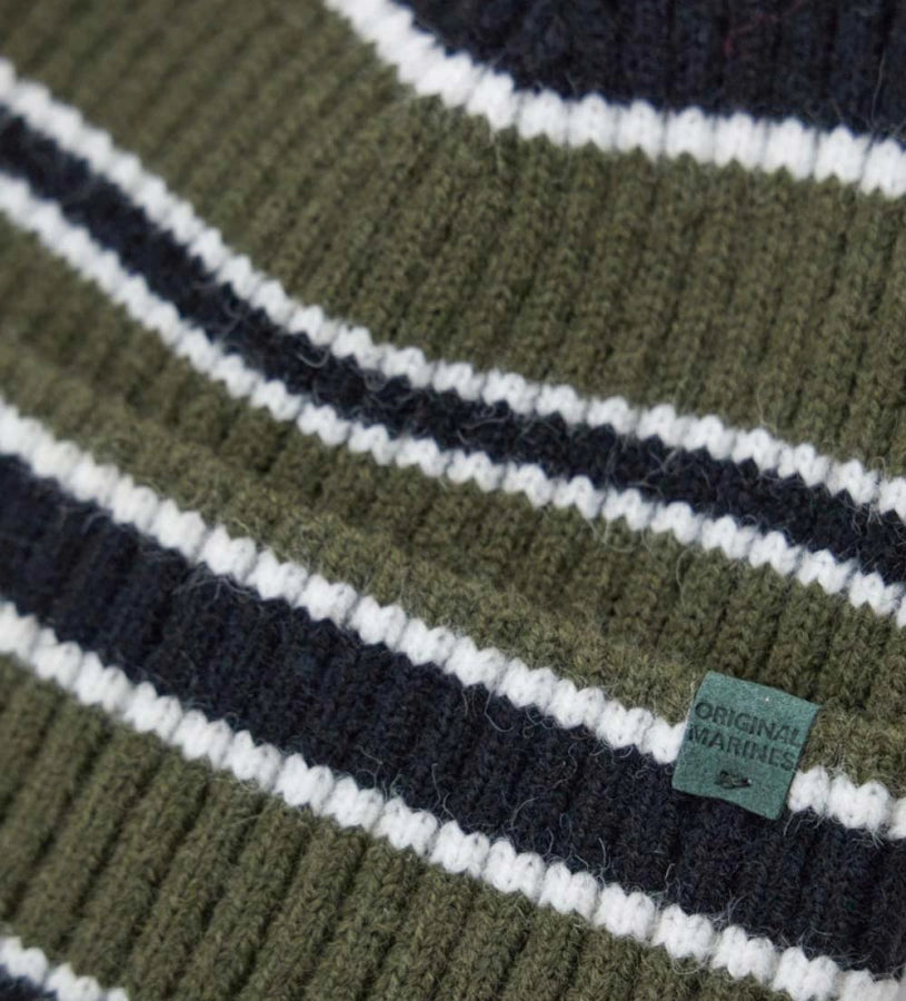 Πλεκτό ριγέ σκουφάκι με ρεβέρ, ζεστό και στιλάτο, ιδανικό για να αντιμετωπίζετε τις κρύες μέρες με μια πινελιά χρώματος. Ένα απαραίτητο αξεσουάρ που συνδυάζει άνεση και μόδα στις χειμερινές παιδικές εμφανίσεις.