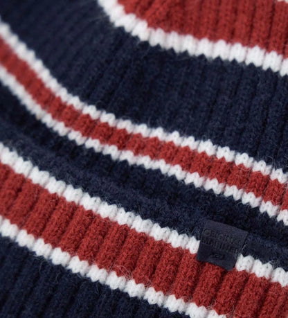 Πλεκτό ριγέ σκουφάκι με ρεβέρ, ζεστό και στιλάτο, ιδανικό για να αντιμετωπίζετε τις κρύες μέρες με μια πινελιά χρώματος. Ένα απαραίτητο αξεσουάρ που συνδυάζει άνεση και μόδα στις χειμερινές παιδικές εμφανίσεις.