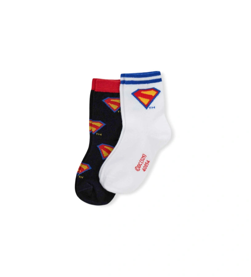 Σετ δύο ζευγαριών καλτσών με σχέδιο jacquard Superman, ιδανικό για κάθε μικρό θαυμαστή των υπερηρώων. Άνετες και ανθεκτικές, προσφέρουν στυλ και άνεση στην καθημερινότητα.