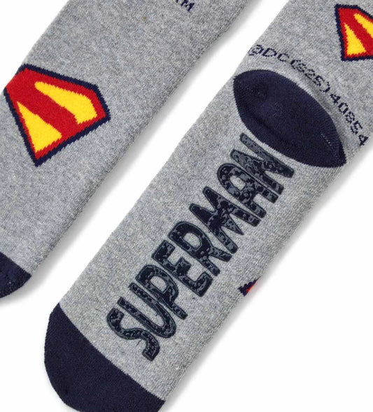 Κάλτσες Superman με αντιολισθητική σόλα και ζακάρ σχέδιο, που εξασφαλίζουν άνεση και ασφάλεια σε κάθε βήμα.