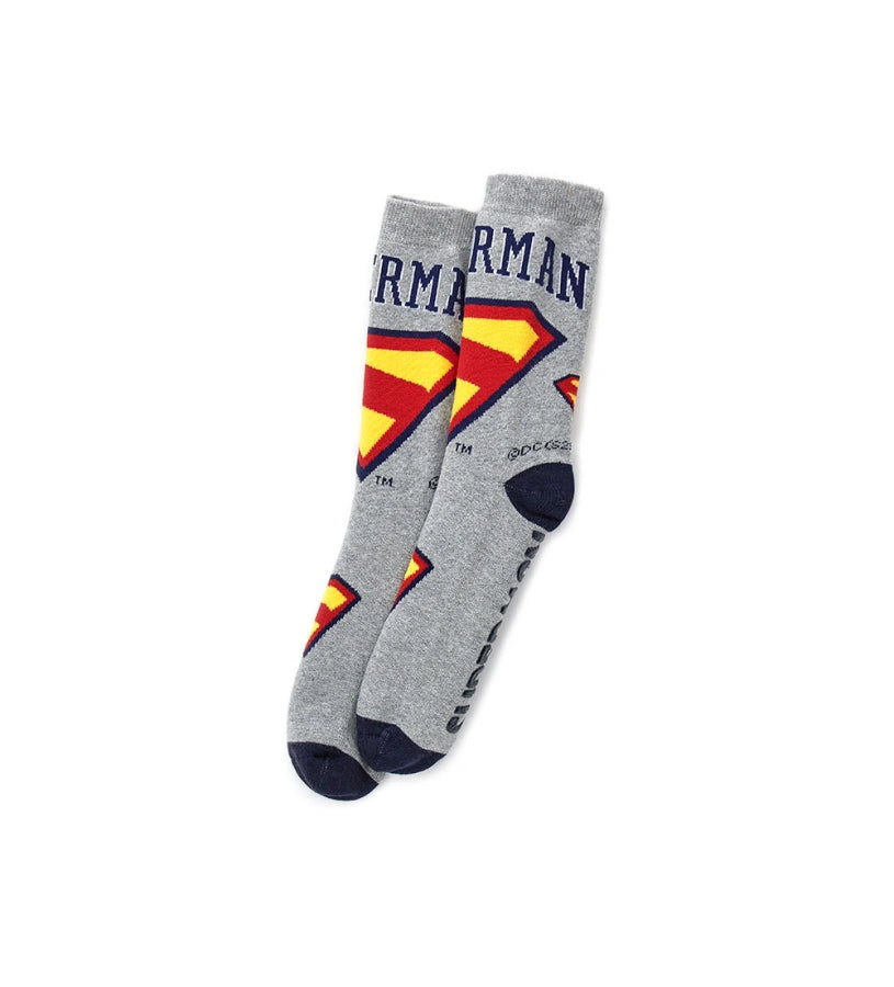Κάλτσες Superman με αντιολισθητική σόλα και ζακάρ σχέδιο, που εξασφαλίζουν άνεση και ασφάλεια σε κάθε βήμα.