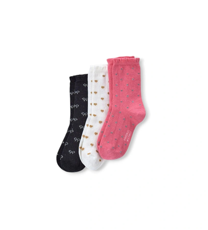 Τριπλό πακέτο από κάλτσες με ζακάρ σχέδιο και διακοσμητικές λεπτομέρειες. Απαλές και άνετες, ιδανικές για καθημερινή χρήση.