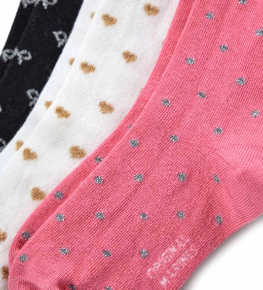 Τριπλό πακέτο από κάλτσες με ζακάρ σχέδιο και διακοσμητικές λεπτομέρειες. Απαλές και άνετες, ιδανικές για καθημερινή χρήση.