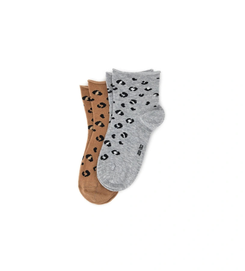 Σετ δύο ζευγαριών καλτσών με ζακάρ σχέδιο με βούλες, που προσθέτουν μια μοντέρνα πινελιά σε κάθε εμφάνιση.