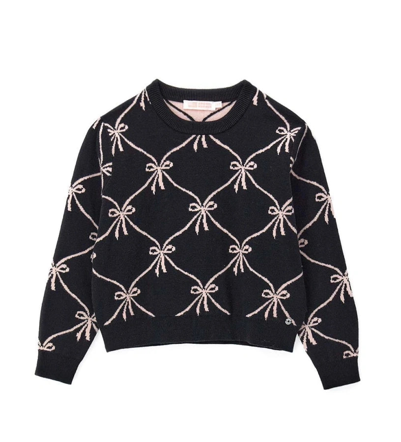 Πουλόβερ από μείγμα μαλλιού με στρογγυλή λαιμόκοψη και μακριά μανίκια με ριπ τελείωμα. Διακοσμημένο με jacquard ύφανση και μεταλλικό μενταγιόν με λογότυπο, συνδυάζει στυλ και άνεση σε ένα μοναδικό σχέδιο.