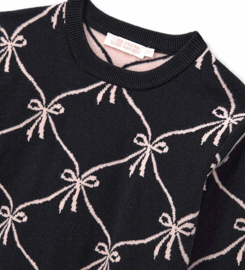 Πουλόβερ από μείγμα μαλλιού με στρογγυλή λαιμόκοψη και μακριά μανίκια με ριπ τελείωμα. Διακοσμημένο με jacquard ύφανση και μεταλλικό μενταγιόν με λογότυπο, συνδυάζει στυλ και άνεση σε ένα μοναδικό σχέδιο.