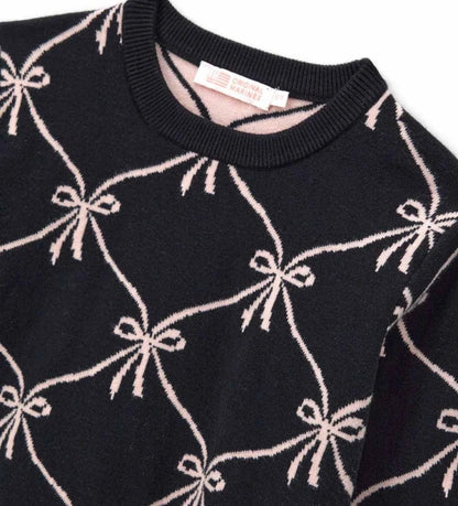 Πουλόβερ από μείγμα μαλλιού με στρογγυλή λαιμόκοψη και μακριά μανίκια με ριπ τελείωμα. Διακοσμημένο με jacquard ύφανση και μεταλλικό μενταγιόν με λογότυπο, συνδυάζει στυλ και άνεση σε ένα μοναδικό σχέδιο.