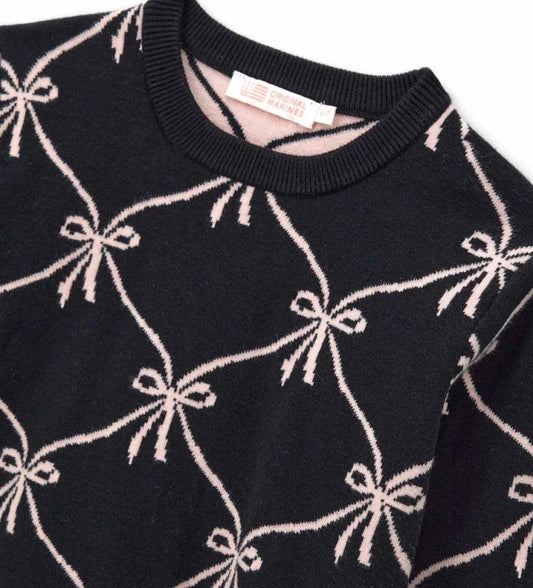 Πουλόβερ από μείγμα μαλλιού με στρογγυλή λαιμόκοψη και μακριά μανίκια με ριπ τελείωμα. Διακοσμημένο με jacquard ύφανση και μεταλλικό μενταγιόν με λογότυπο, συνδυάζει στυλ και άνεση σε ένα μοναδικό σχέδιο.