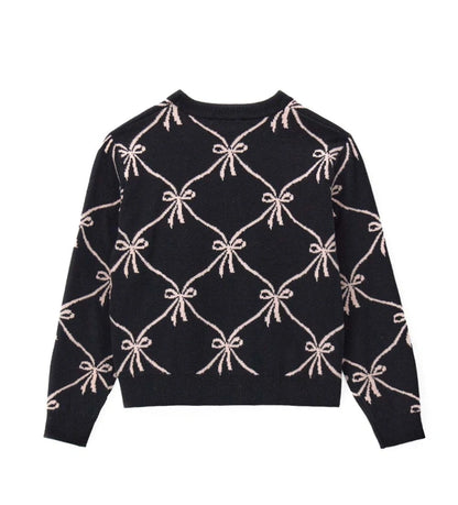 Πουλόβερ από μείγμα μαλλιού με στρογγυλή λαιμόκοψη και μακριά μανίκια με ριπ τελείωμα. Διακοσμημένο με jacquard ύφανση και μεταλλικό μενταγιόν με λογότυπο, συνδυάζει στυλ και άνεση σε ένα μοναδικό σχέδιο.