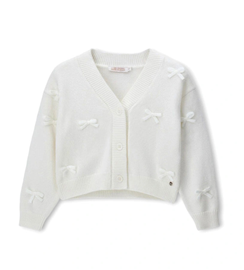 Πλεκτή ζακέτα από μείγμα μαλλιού με εμπρός άνοιγμα με κουμπιά και ριμπ τελειώματα σε λαιμό και μανσέτες. Διακοσμημένη με φιόγκους από μείγμα μαλλιού και μεταλλικό μενταγιόν για μια κομψή και εκλεπτυσμένη εμφάνιση.