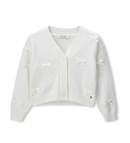 Πλεκτή ζακέτα από μείγμα μαλλιού με εμπρός άνοιγμα με κουμπιά και ριμπ τελειώματα σε λαιμό και μανσέτες. Διακοσμημένη με φιόγκους από μείγμα μαλλιού και μεταλλικό μενταγιόν για μια κομψή και εκλεπτυσμένη εμφάνιση.