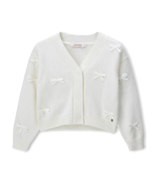 Πλεκτή ζακέτα από μείγμα μαλλιού με εμπρός άνοιγμα με κουμπιά και ριμπ τελειώματα σε λαιμό και μανσέτες. Διακοσμημένη με φιόγκους από μείγμα μαλλιού και μεταλλικό μενταγιόν για μια κομψή και εκλεπτυσμένη εμφάνιση.