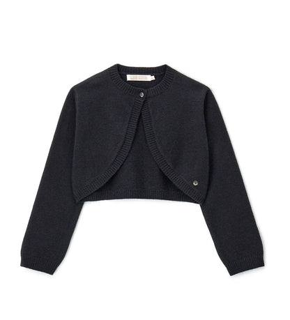 Πλεκτό μπολερό από μείγμα μαλλιού με στρογγυλή λαιμόκοψη, άνοιγμα με κουμπί και ριμπ τελειώματα σε λαιμό και μανσέτες. Ένα κομψό και εκλεπτυσμένο ρούχο, διακοσμημένο με μεταλλικό μενταγιόν.