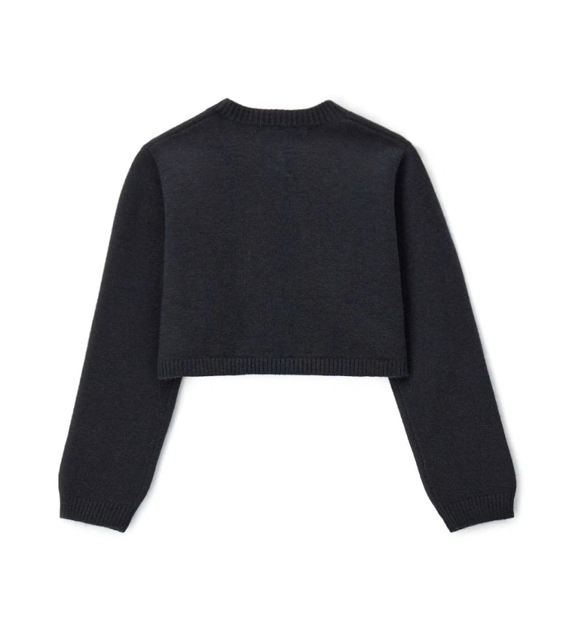 Πλεκτό μπολερό από μείγμα μαλλιού με στρογγυλή λαιμόκοψη, άνοιγμα με κουμπί και ριμπ τελειώματα σε λαιμό και μανσέτες. Ένα κομψό και εκλεπτυσμένο ρούχο, διακοσμημένο με μεταλλικό μενταγιόν.