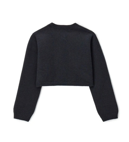 Πλεκτό μπολερό από μείγμα μαλλιού με στρογγυλή λαιμόκοψη, άνοιγμα με κουμπί και ριμπ τελειώματα σε λαιμό και μανσέτες. Ένα κομψό και εκλεπτυσμένο ρούχο, διακοσμημένο με μεταλλικό μενταγιόν.