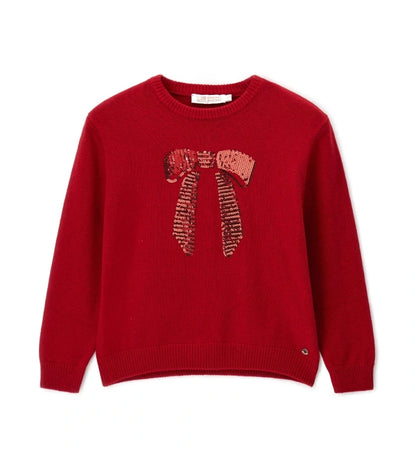 Πλεκτή μπλούζα από μείγμα μαλλιού με στρογγυλή λαιμόκοψη και ριμπ τελειώματα σε λαιμό και μανσέτες. Μαλακή, ζεστή και εκλεπτυσμένη, διακοσμημένη με μεταλλικό μενταγιόν μπροστά για μια κομψή λεπτομέρεια.