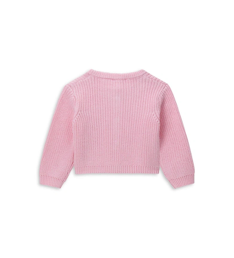 Παιδική ζακέτα από βαμβακερό νήμα με στρογγυλή λαιμόκοψη, ριμπ τελειώματα και μακριά μανίκια. Διαθέτει μπροστινό άνοιγμα με κρυφά κουμπιά-σούστες, διακοσμητικούς φιόγκους από καρό ύφασμα και μενταγιόν στο μπροστινό μέρος. Ένα εκλεπτυσμένο και απαλό κομμάτι, ιδανικό για κοριτσίστικες εμφανίσεις με ρομαντικό στυλ.