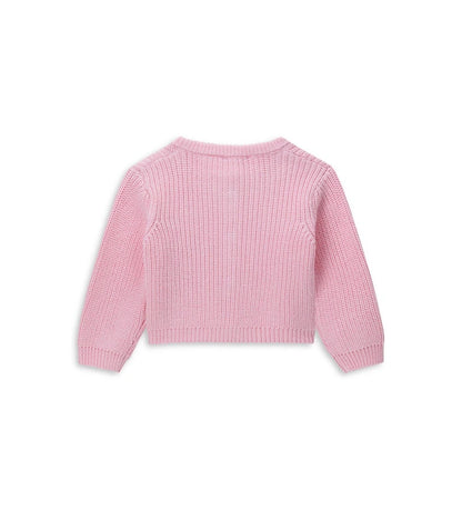 Παιδική ζακέτα από βαμβακερό νήμα με στρογγυλή λαιμόκοψη, ριμπ τελειώματα και μακριά μανίκια. Διαθέτει μπροστινό άνοιγμα με κρυφά κουμπιά-σούστες, διακοσμητικούς φιόγκους από καρό ύφασμα και μενταγιόν στο μπροστινό μέρος. Ένα εκλεπτυσμένο και απαλό κομμάτι, ιδανικό για κοριτσίστικες εμφανίσεις με ρομαντικό στυλ.