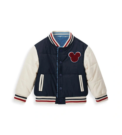 Αναστρέψιμο μπουφάν bomber Disney Mickey Mouse με γέμισμα. Η μία πλευρά από νάιλον με μανίκια σε αντίθεση και μπροστινό απλικέ, και η δεύτερη πλευρά από ζεστό οικολογικό teddy με μανίκια σε αντίθεση και απλικέ. Κλείσιμο με κουμπιά-σούστες και ριμπ τελειώματα από βαμμένο νήμα για ένα δυναμικό και ζεστό στυλ.